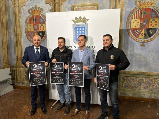 Ricardo Coca, concejal de Deportes del Ayuntamiento de Medina del Campo; Jacinto Canales, subdelegado del Gobierno de Castilla y León en Valladolid; Responsables de la organización de Motauros // Foto La Voz